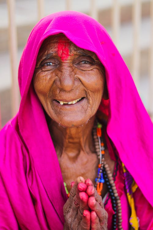 女人穿着粉红色的头巾的照片 · 免费素材图片