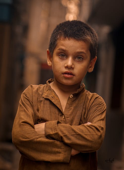 男孩穿棕色长袖的照片 · 免费素材图片