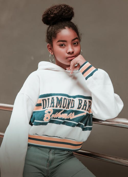 女人靠在扶手上的照片 · 免费素材图片