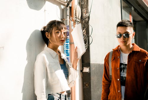 站在墙附近的人的照片 · 免费素材图片