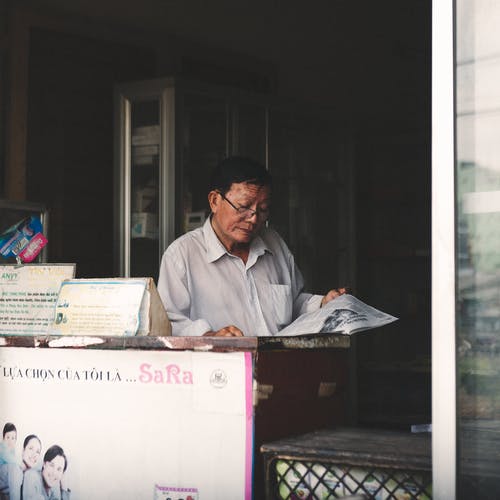 亚洲人阅读报纸 · 免费素材图片