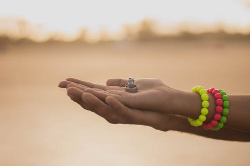 结婚戒指在人的手上的照片 · 免费素材图片