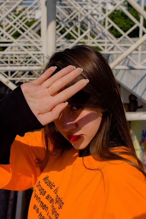 穿橙色衬衫的女人的照片 · 免费素材图片