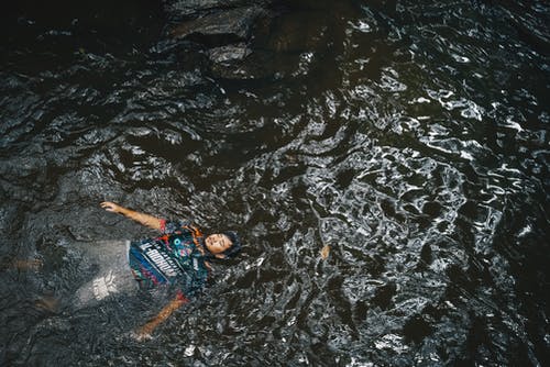 浮在水面上的人的高角度照片 · 免费素材图片