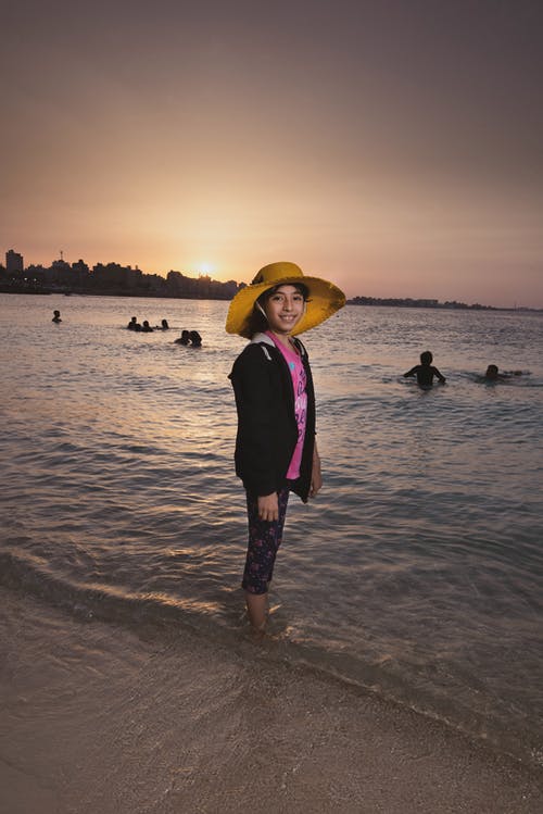 站在岸上的女孩的照片 · 免费素材图片