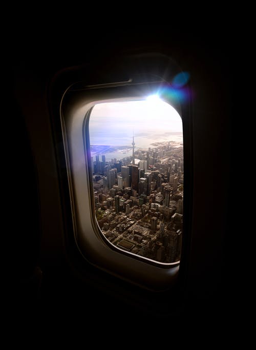 从飞机窗口的城市景观鸟瞰图 · 免费素材图片