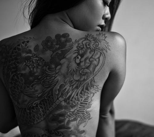 纹身的女人的单色照片 · 免费素材图片