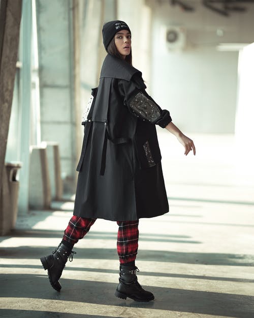 穿黑大衣的女人 · 免费素材图片