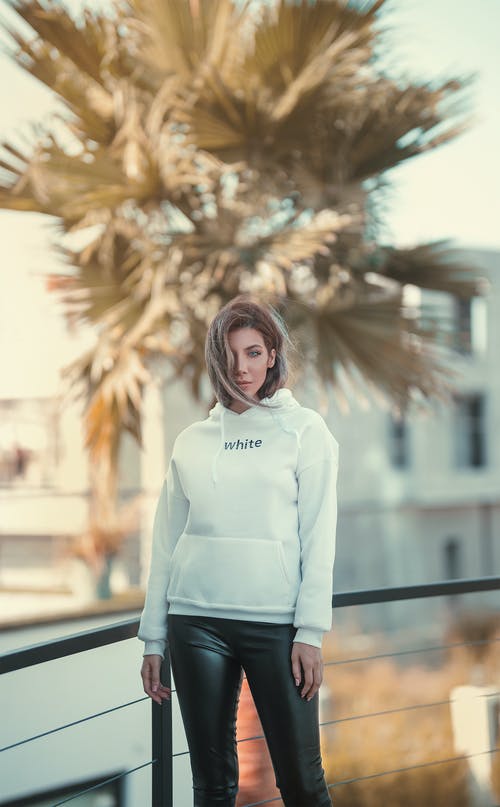 穿白色外套的女人的照片 · 免费素材图片