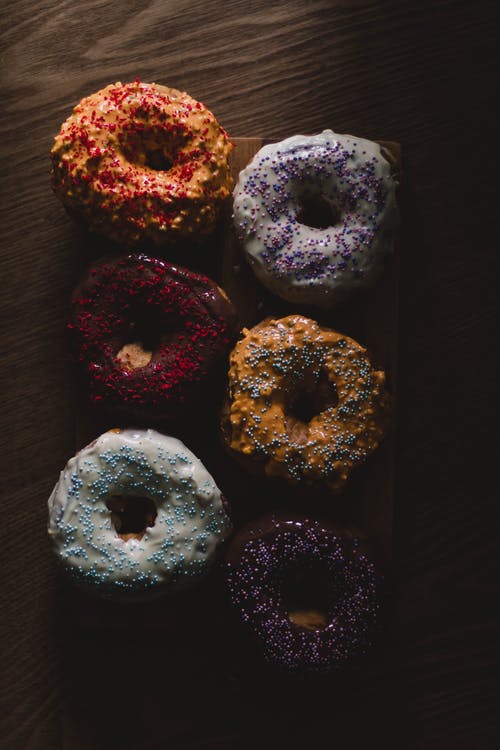 甜甜圈的顶视图照片 · 免费素材图片