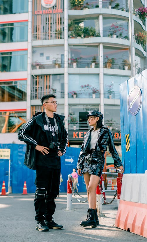 站在彼此附近的人的照片 · 免费素材图片