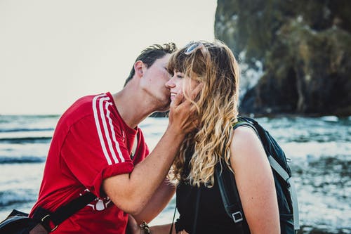 男人亲吻女人的照片 · 免费素材图片