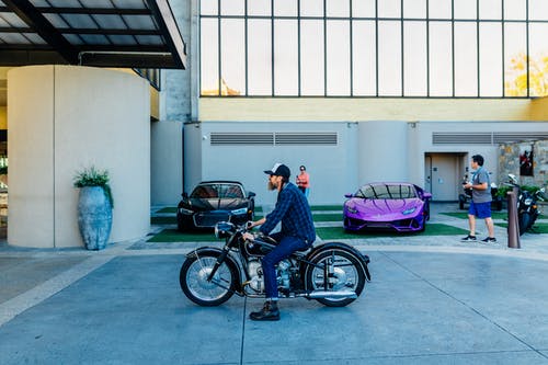 男子骑摩托车的摄影 · 免费素材图片