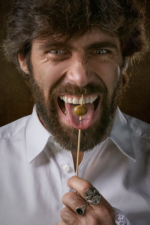 男人出现他的舌头 · 免费素材图片