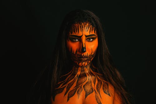 女人的脸和人体彩绘黑色背景 · 免费素材图片