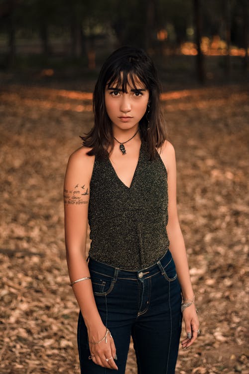 穿黑上衣和牛仔裤的女人 · 免费素材图片