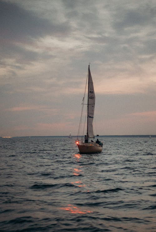 黄金时段海上帆船 · 免费素材图片