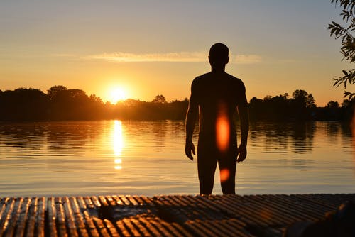 人站在湖边的剪影照片 · 免费素材图片