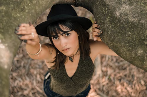 女人穿着黑色无袖上衣 · 免费素材图片