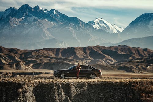 站在黑车旁边的女人 · 免费素材图片
