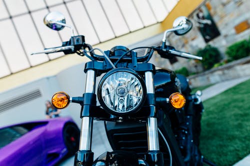 停放的黑色摩托车 · 免费素材图片