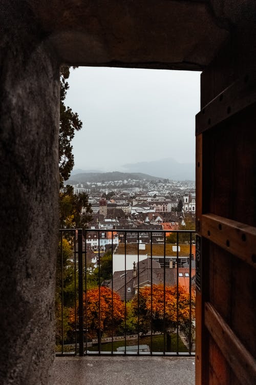 棕色和白色建筑物的广角摄影 · 免费素材图片