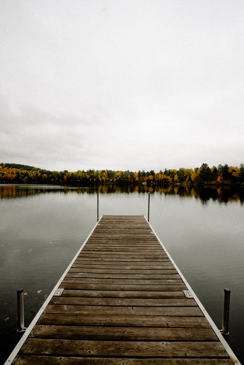 空的木码头，在宁静的湖面的照片 · 免费素材图片