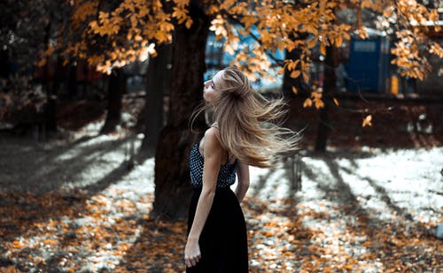 女人在秋天的照片 · 免费素材图片