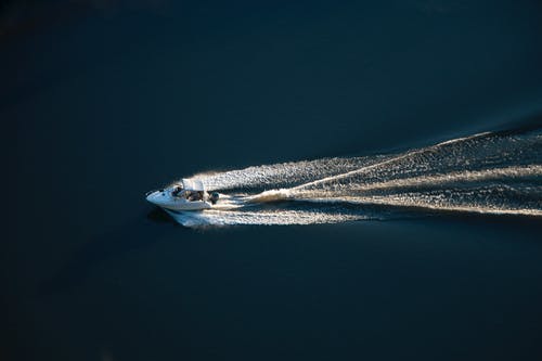白色快艇在水面上 · 免费素材图片