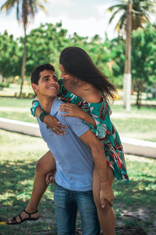 妇女的蓝色和白色碎花连衣裙 · 免费素材图片