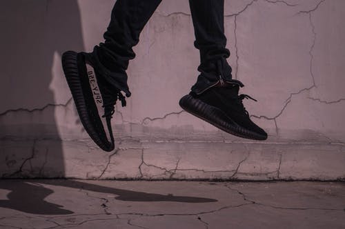 黑白adidas Yeezy Boost V2鞋子 · 免费素材图片