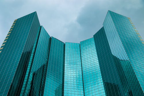 高层建筑的低角度摄影 · 免费素材图片