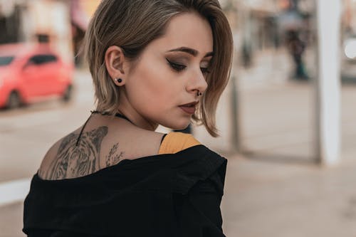 她背上的纹身的女人 · 免费素材图片