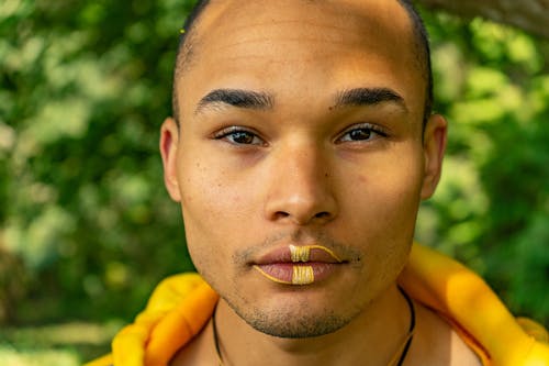 关闭一个男人的脸的照片 · 免费素材图片