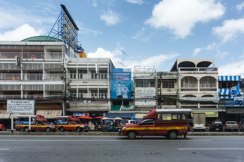 建筑物旁道路上的车辆 · 免费素材图片