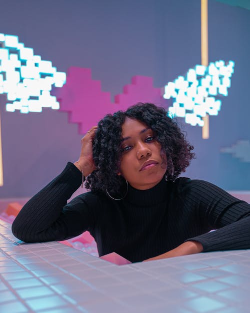 穿黑色毛衣的女人的照片 · 免费素材图片