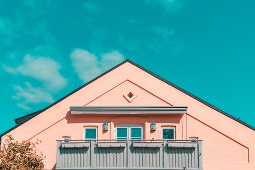 蓝蓝的天空下的粉红色和灰色房子 · 免费素材图片