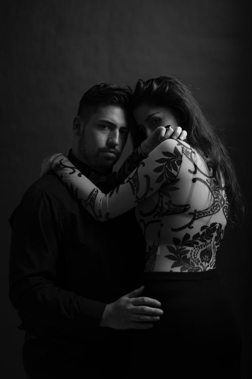 夫妇互相拥抱的照片 · 免费素材图片