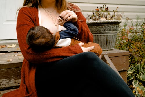 母亲母乳喂养她的孩子 · 免费素材图片