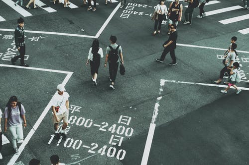 人们站在道路特写摄影 · 免费素材图片