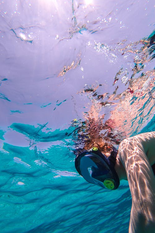 男子戴着潜水面罩水下照片 · 免费素材图片