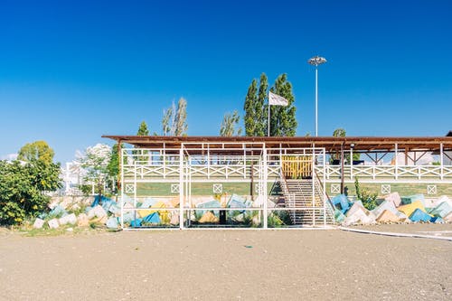 棕色和白色棚 · 免费素材图片