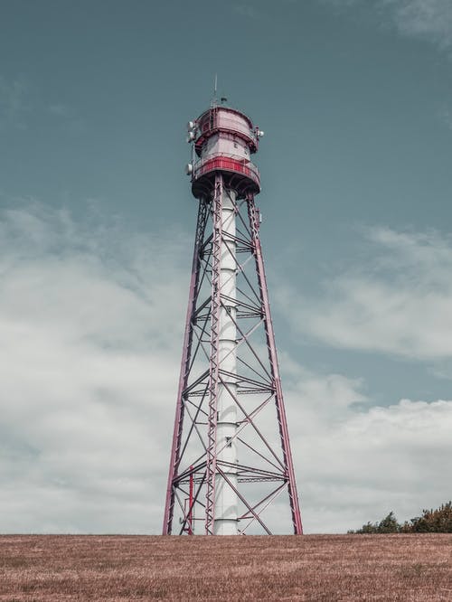 白色和红色的传输塔 · 免费素材图片