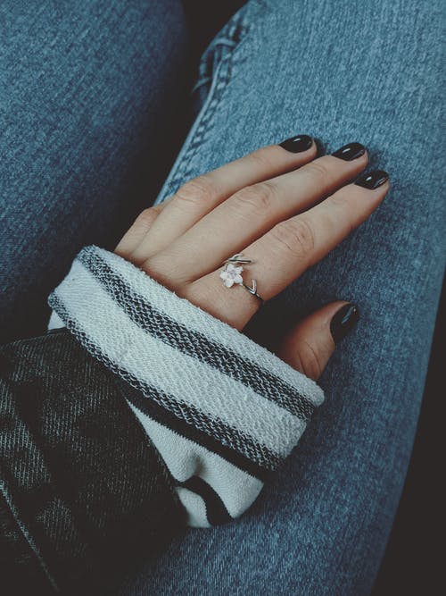 女人手上的银花戒指 · 免费素材图片