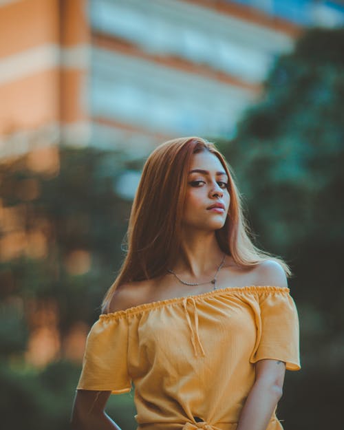 黄色的露肩顶部构成的女人的选择性焦点照片 · 免费素材图片