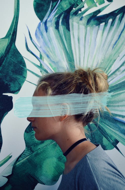 女人穿着蓝色上衣 · 免费素材图片