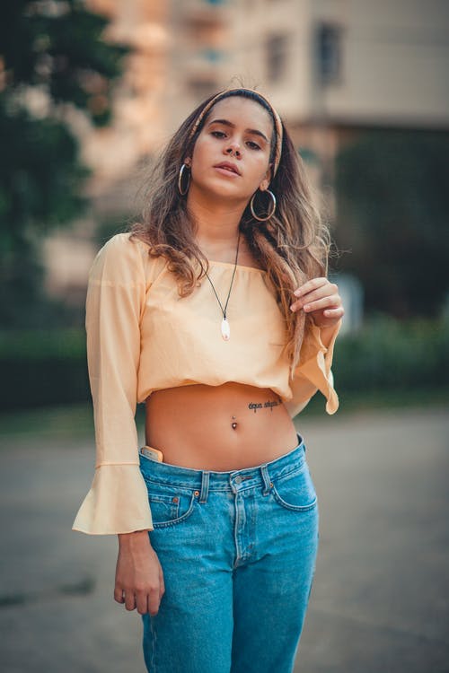 女人穿着作物上衣 · 免费素材图片