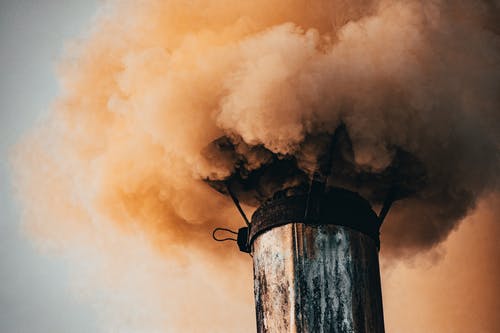 烟雾笼罩的灰色塔 · 免费素材图片
