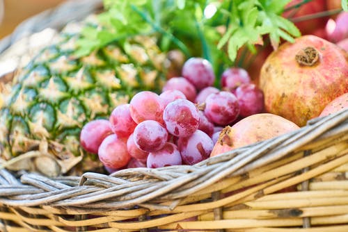 棕色柳条篮上的葡萄，苹果和菠萝 · 免费素材图片