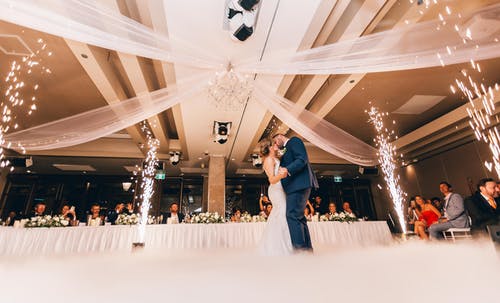 新娘和新郎跳舞的低角度摄影 · 免费素材图片